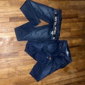 True religion skinny jeans(1)logo around the waist .(1) zipper on the bottom